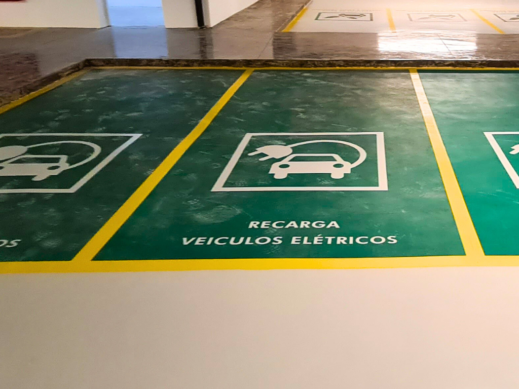 Piso epóxi para condomínios e garagens