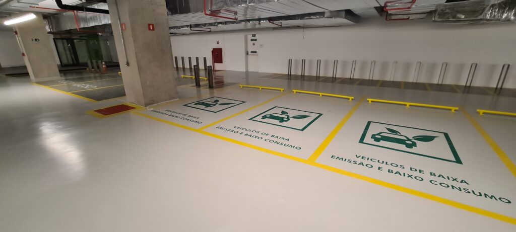 Piso industrial para garagem e estacionamento