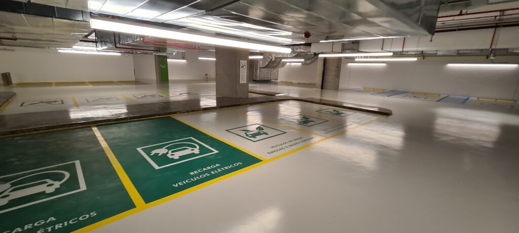 Piso industrial para garagem e estacionamento