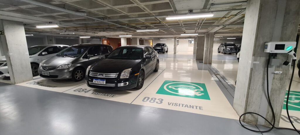 Piso industrial para garagem e estacionamento