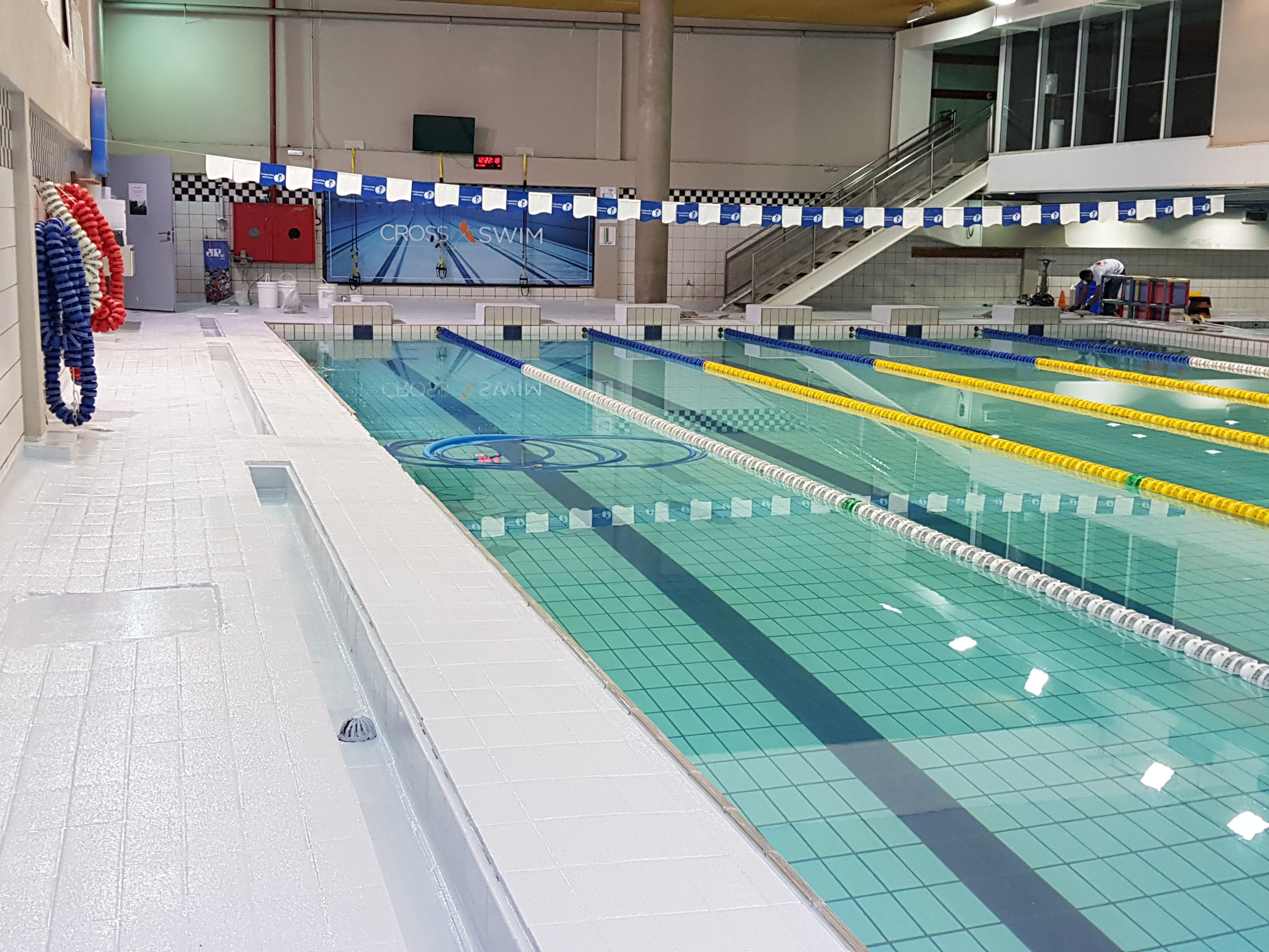 piso antiderrapante em piscinas