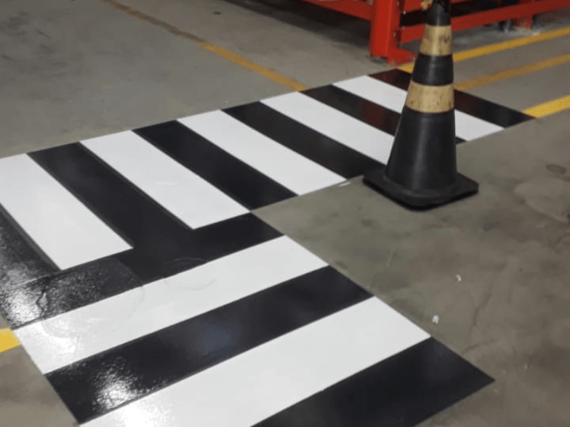 Demarcação de pisos Industriais zebradas