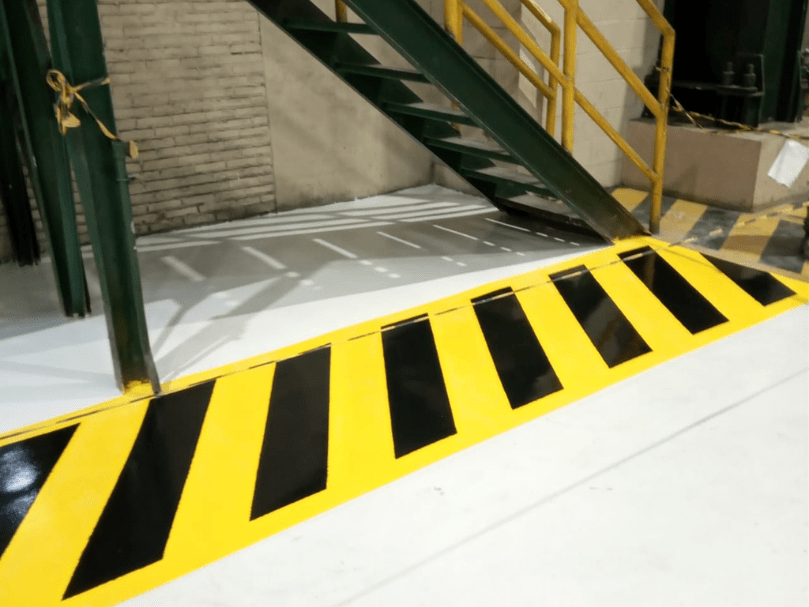 Demarcação de pisos Industriais zebradas