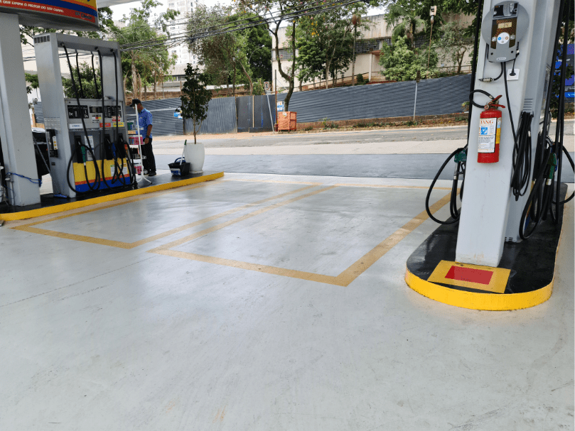 piso em posto de gasolina